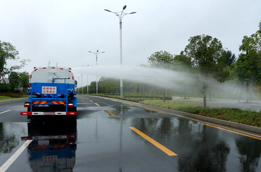 東風(fēng)145型自裝卸式垃圾車頂噴功能演示